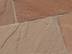 Detailaufnahme verlegter Sandsteinplatten Modak in Rot und Beige
