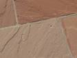 Detailaufnahme verlegter Sandsteinplatten Modak in Rot und Beige