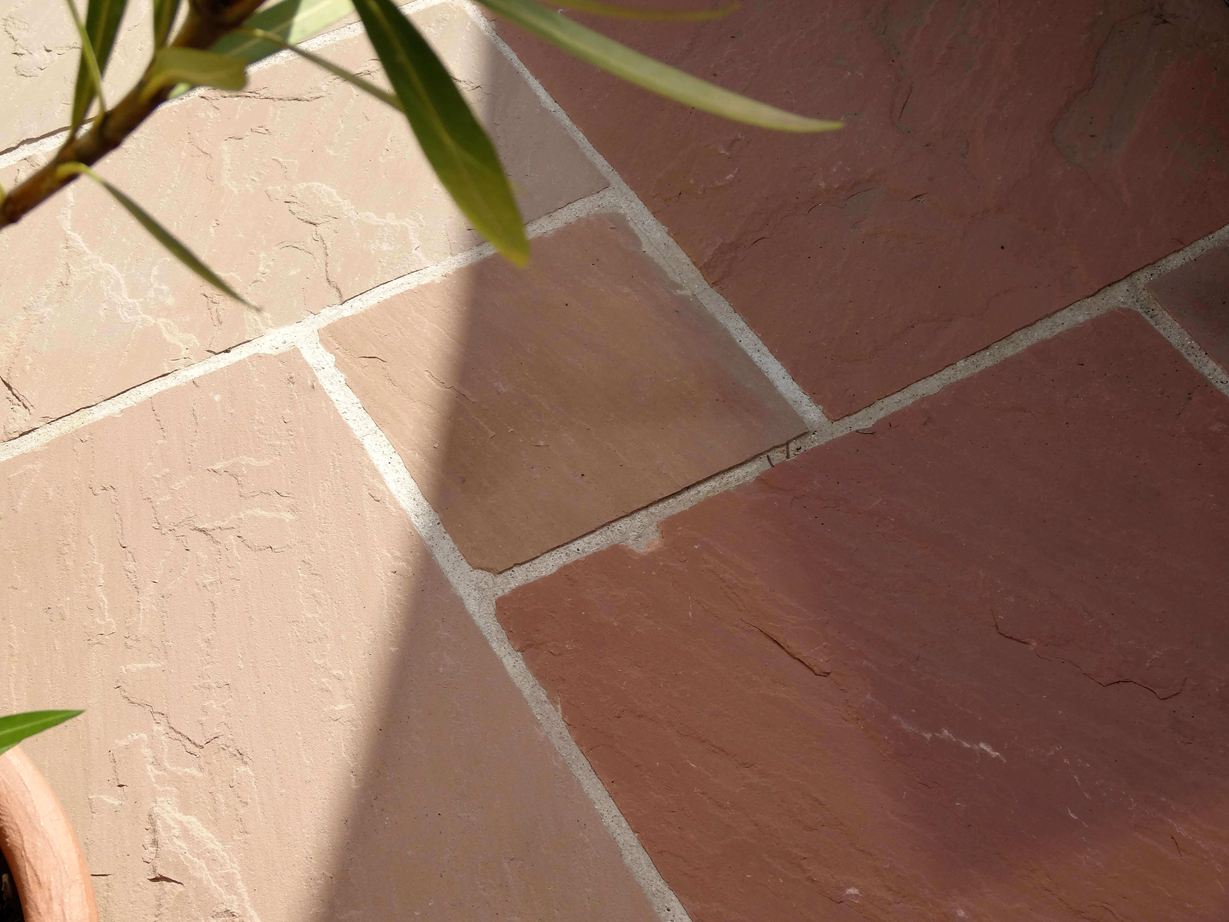 Imprägnierung macht Sandstein pflegeleicht Sandstein-Platten Modak, Terrasse, Nahaufnahme