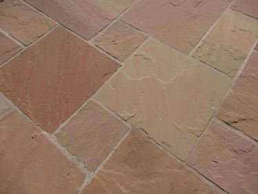 Rötliche Platten aus Sandstein Modak im Römischen Verband verlegt