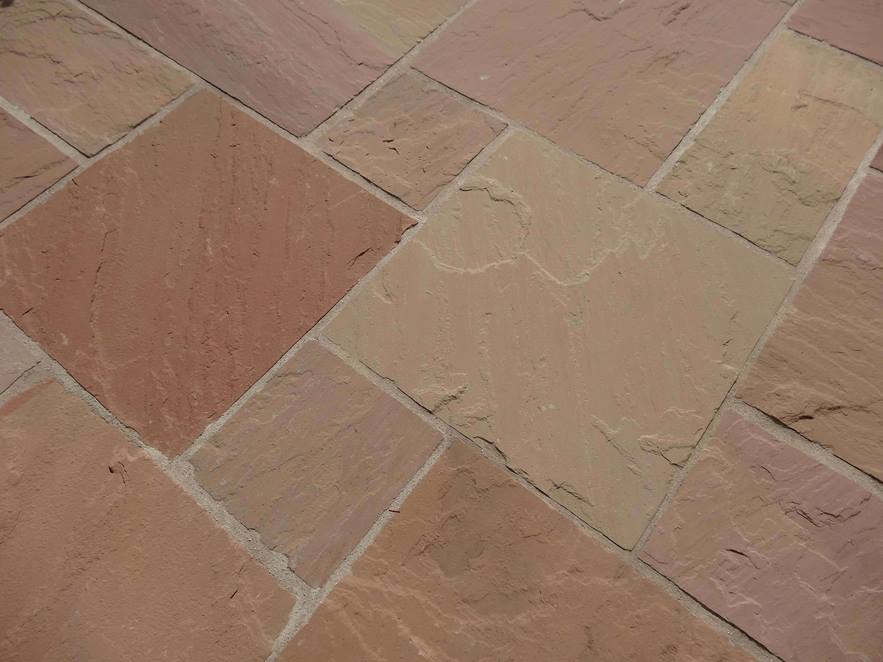 Rötliche Platten aus Sandstein Modak im Römischen Verband verlegt