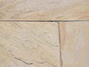 Die naturgespaltene Oberfläche der Platten Yellow Mint ist rutschhemmend Detailaufnahme beiger Sandstein Yellow Mint