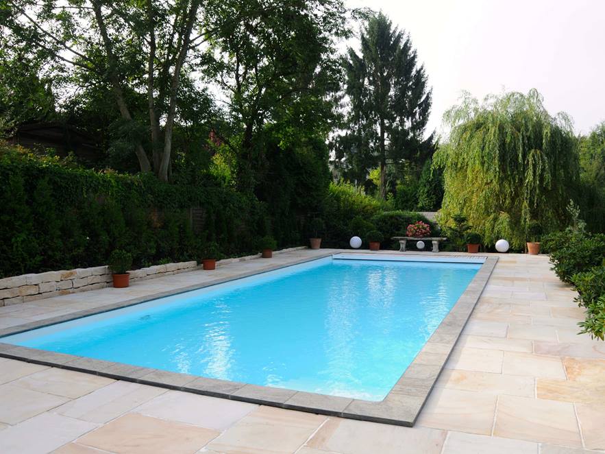 Mediterraner Poolbereich mit Sandstein Platten Yellow Mint