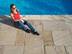 Abendsonne auf den Sandsteinplatten Yellow Mint mit Frau am Pool