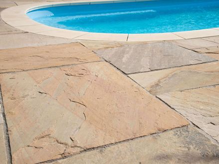 Sandsteinplatten Yellow Mint am Pool