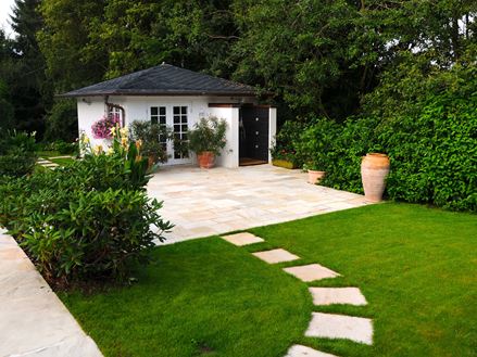 Gartenhaus mit Rasenfläche davor und Sandsteinplatten Yellow Mint
