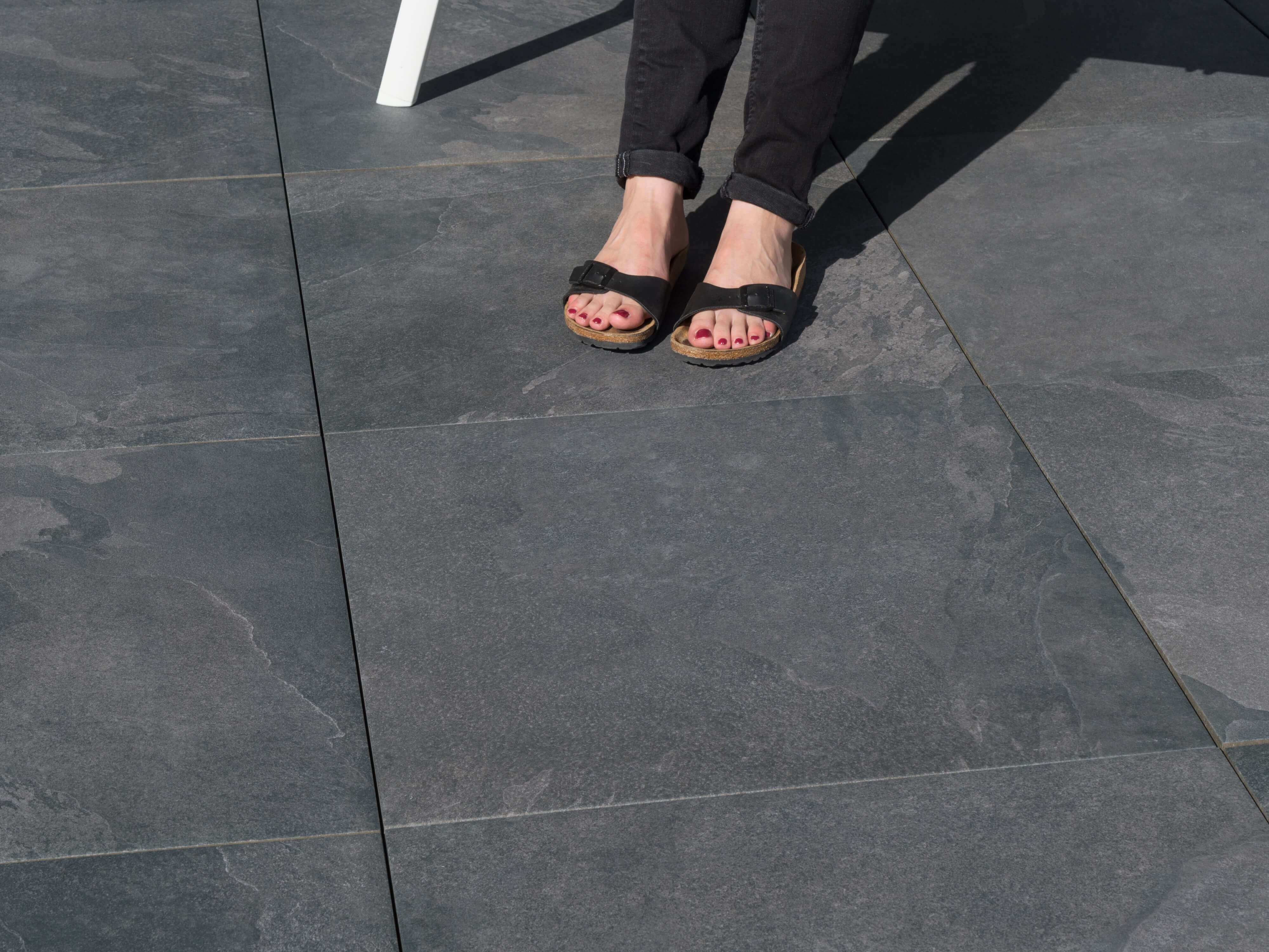 Füße auf Terrassenplatten aus Feinsteinzeug Alpine Black