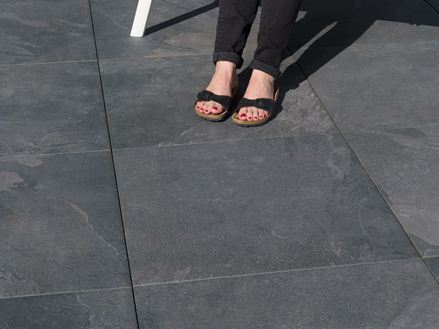 Füße auf Terrassenplatten aus Feinsteinzeug Alpine Black