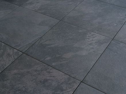 Terrassenplatten Alpine Black mit Schieferoptik