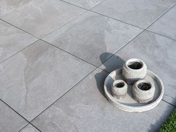 Hellgraue Feinsteinzeug Platten Alpine Grey mit Deko