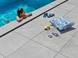 Pool mit Mädchen und Schieferoptik-Feinsteinzeug Alpine Grey Poolumrandung und Terrasse
