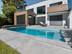 Modernes Haus mit Schieferoptik-Platten aus Feinsteinzeug Alpine Grey und Pool
