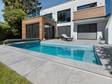 Modernes Haus mit Schieferoptik-Platten aus Feinsteinzeug Alpine Grey und Pool