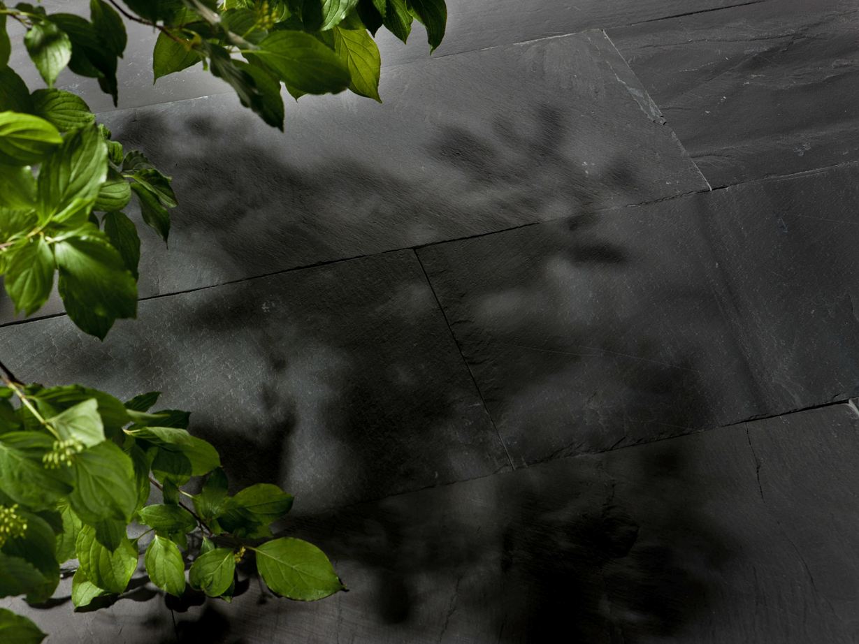 Gespaltene Schiefer-Platten Black Rustic und Naturzweige