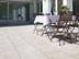 Terrasse mit Travertin Medium Line und eleganten Gartenmöbeln im französischen Stil