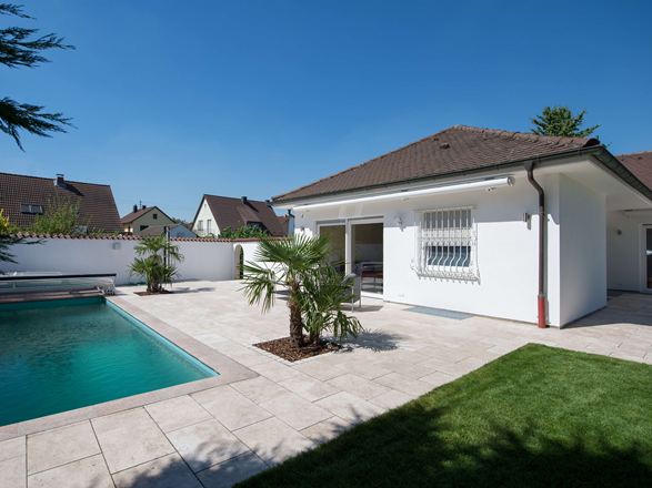 Den Travertinplatten zaubern Mittelmeer-Flair Wohnhaus und Terrasse mit Travertin Medium Line-Platten