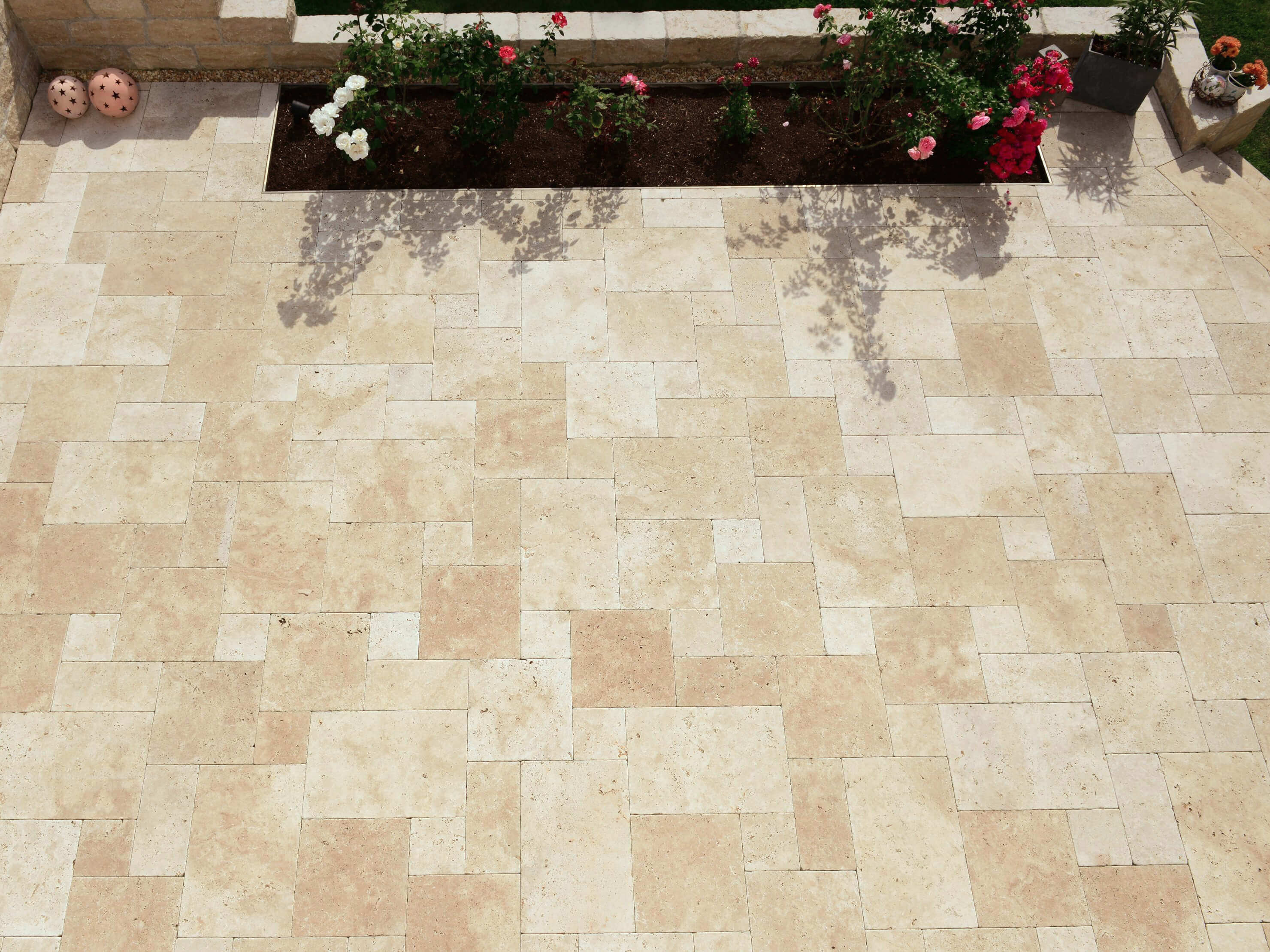 Travertin Medium SELECT im römischen Verband Kundenfoto: Travertin-Platten Medium SELECT, getrommelt, römischer Verband, verlegt auf Terrasse, Aufnahme aus Vogelperspektive