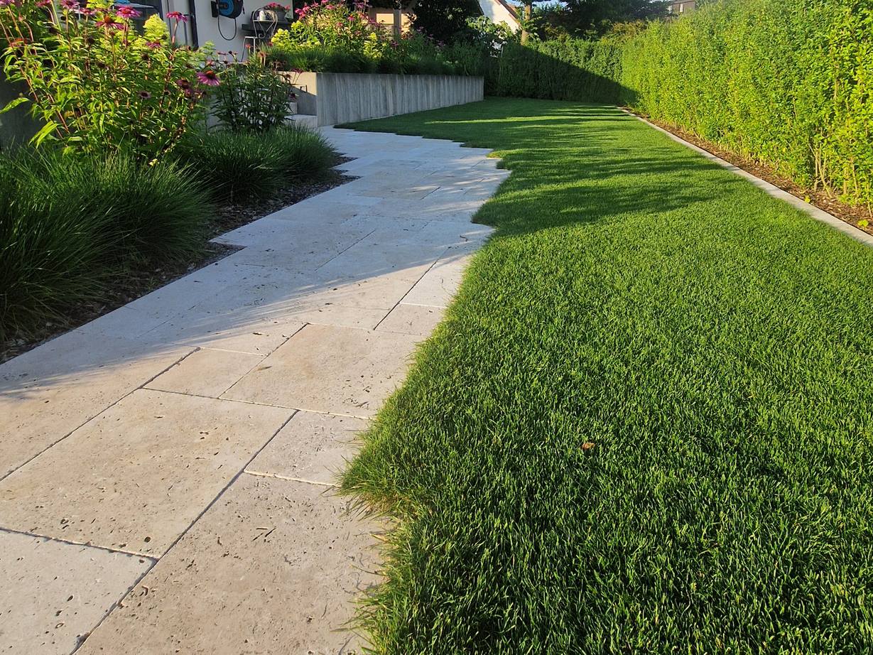 Traumhafter Gartenweg mit Medium Select Platten. Kundenfoto Travertin_Medium_Select_Weg