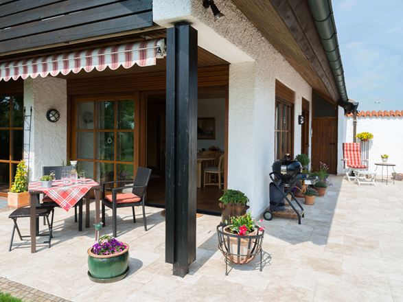 Haus mit sonniger Travertinterrasse