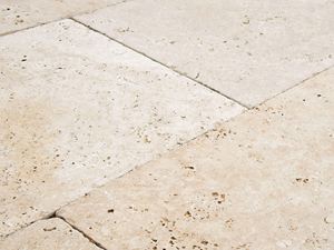 Nahaufnahme Travertin Terrassenplatte Medium Select in zartem Beige