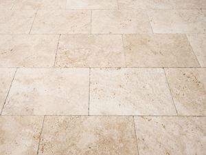 Verlegter Natursteinboden Travertin in sanftem Beige