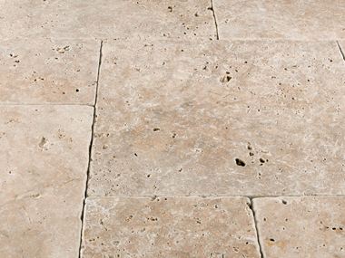 Detailaufnahme von beigen Travertinplatten Medium