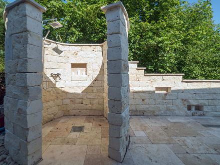 Duschkabine aus Naturstein im Außenbereich