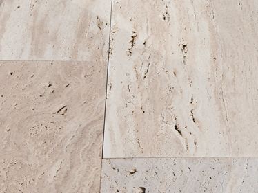Nahaufnahme von Travertinplatten Natura mit Holzlook