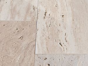 Nahaufnahme von Travertinplatten Natura mit Holzlook