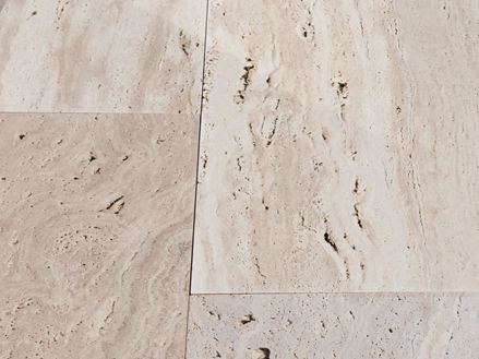 Nahaufnahme von Travertinplatten Natura mit Holzlook