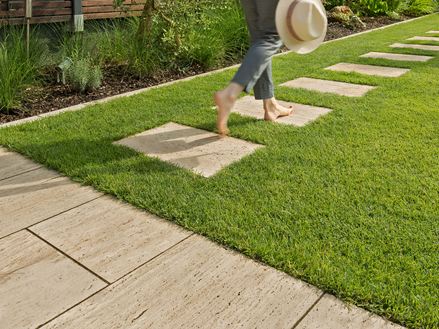 Travertin-Platten Natura mit Füßen laufen über Platten