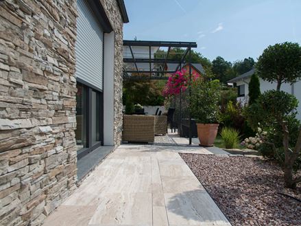 Travertin Natura-Terrasse mit Wandverblendern