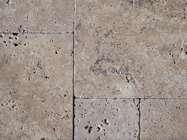 Nahaufnahme von Travertin Noce im Außenbereich