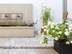 Hauswand mit modernem Brunnen, Blumen und Travertinplatten als Bodenbelag