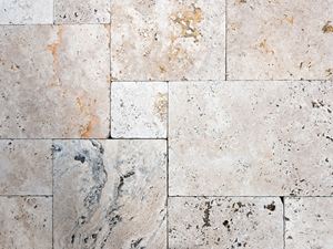 Travertinplatten von oben im Römischen Verband mit lebendigem Farbspiel in Beige- und Brauntönen