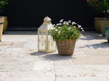 Travertinplatten Rustic mit Laterne und Blumen