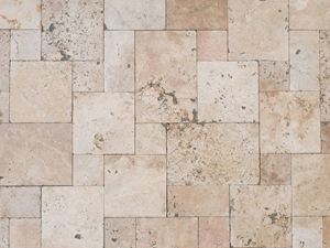 So wunderschön sind Platten im Rustic-Look Vogelperspektive auf Travertin Rustic Terrasse im Römischen Verband