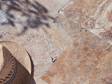 Travertin Scabas-Terrasse im Sonnenlicht mit Strohhut