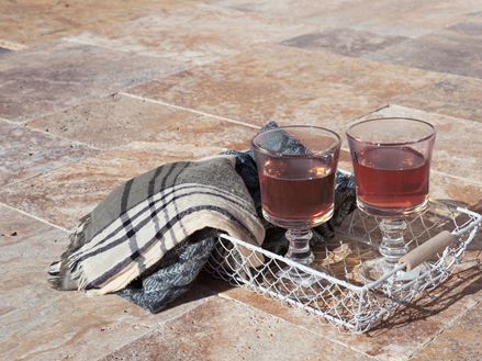 Tablett mit Getränken und kleiner Decke auf Travertinterrasse Scabas