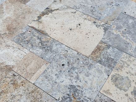 Verlegte Travertinplatte Silver in römischem Verband