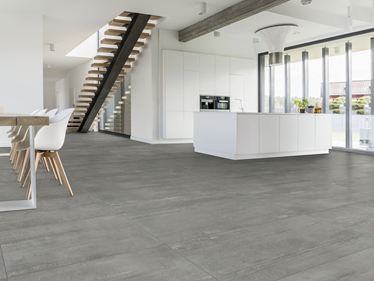 Modernes Esszimmer, Treppe und Tisch mit Betonoptik-Fliesen Concrete Smoke in dunkelgrau