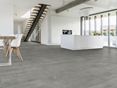 Modernes Esszimmer, Treppe und Tisch mit Betonoptik-Fliesen Concrete Smoke in dunkelgrau