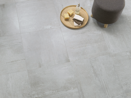 Badezimmer mit Badewanne und hellen Betonoptik-Fliesen Concrete Stone