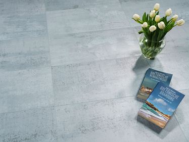 Betonoptik_Fliesen_Iron_Silver_mit_Tulpen_und_Buechern