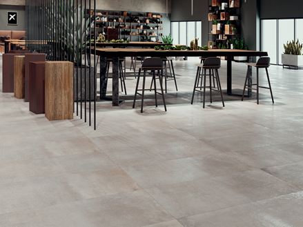 Betonoptik-Fliesen Pure Clay mit Tisch und Stühlen