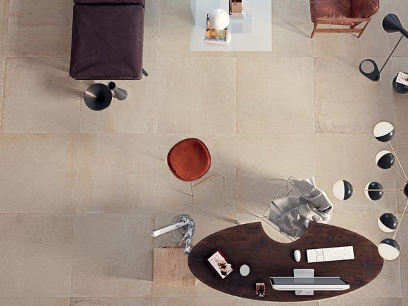 Wohnzimmer mit Betonoptik-Fliesen Pure Sand