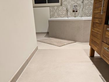 Urban_Beige_Badezimmer_Blick_Badewanne