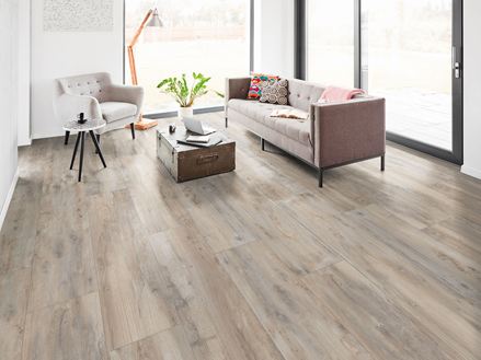 Wohnzimmer mit Holzoptik-Fliesen Canada Lake und Couch