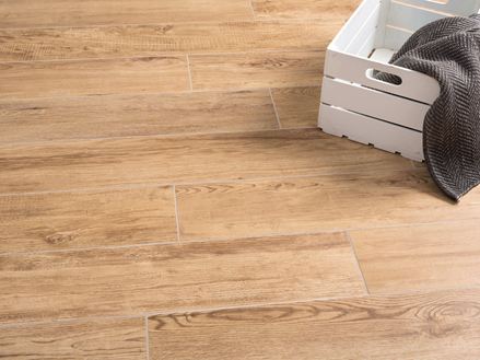 Feinsteinzeugfliesen Urban Honey mit weißer Dekokiste