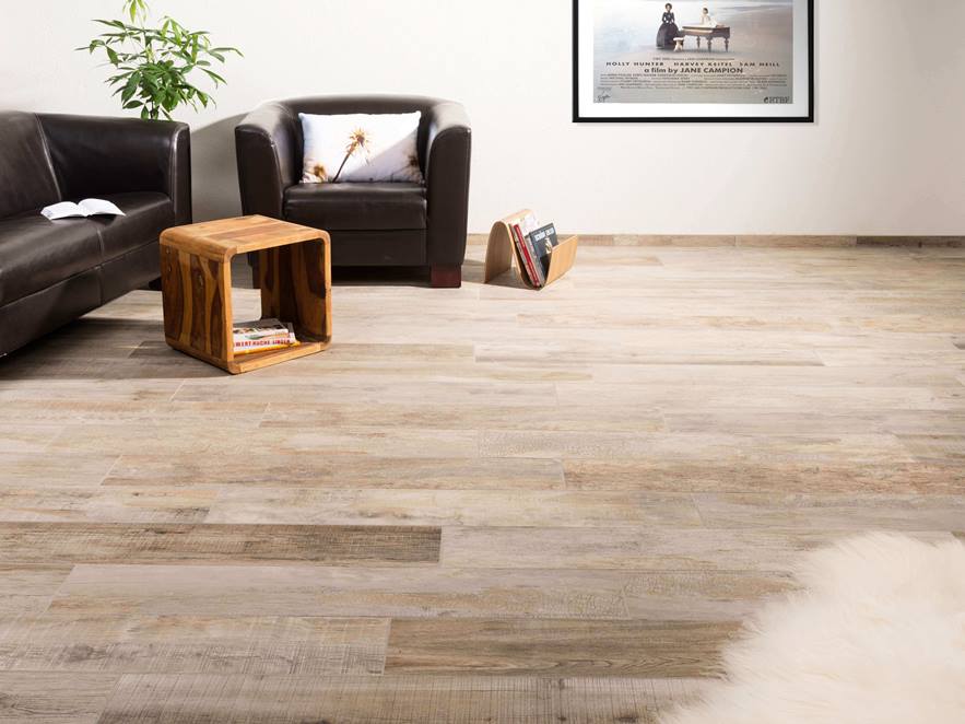 Sitzecke mit kleinem Beistelltisch aus Holz und Feinsteinfliesen in Holzoptik auf dem Boden